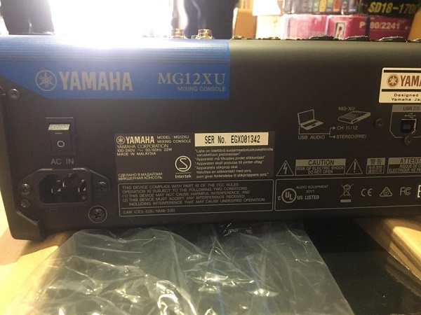 Mặt sau bàn mixer Yamaha MG12XU nhập khẩu Indonesia