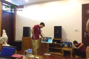 Kỹ thuật viên Lạc Việt lắp đặt hệ thống dàn âm thanh karaoke