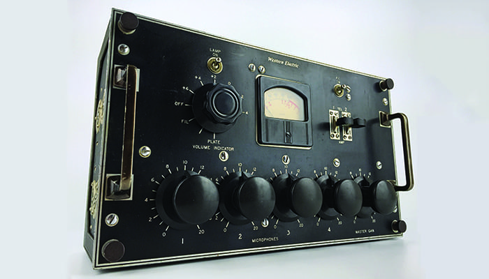 Mixer được phát triển lần đầu vào năm 1930 bởi hai hãng Western Electric & RCA