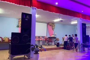 Các kỹ sư âm thanh đang lắp đặt và kiểm tra dàn thiết bị