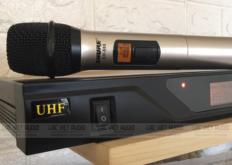 Sử dụng sóng UHF nên micro không dây Shure cao cấp tránh được 100% nhiễu sóng