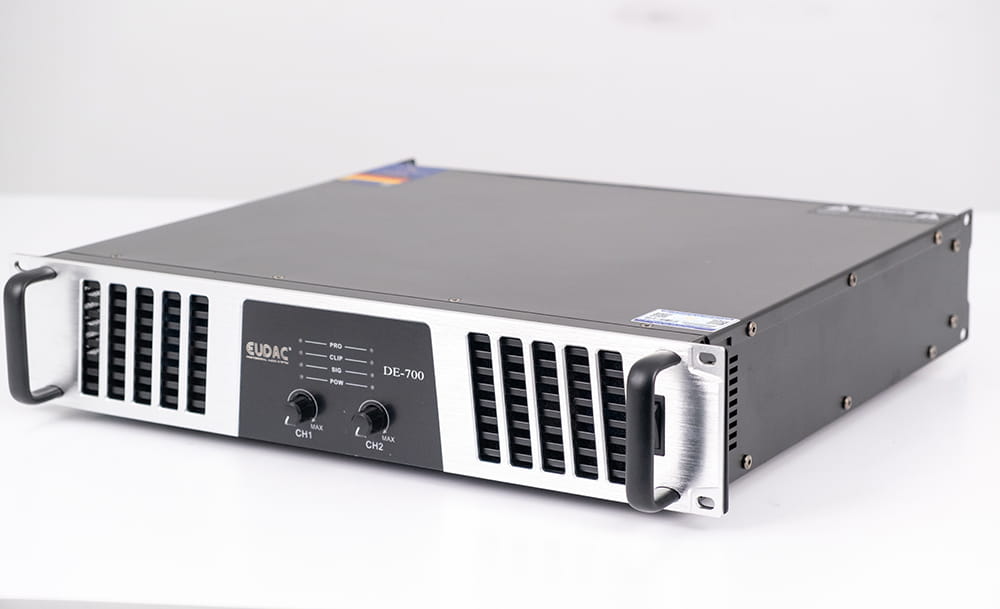 Góc nghiêng của cục đẩy công suất EUDAC DE700 từ phải qua trái