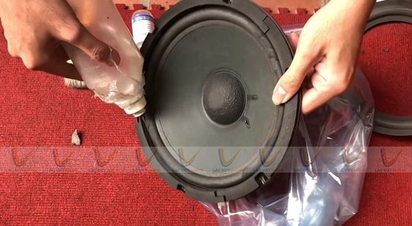 Sử dụng xăng thơm để tháo bỏ gân cũ ra sạch và dễ hơn