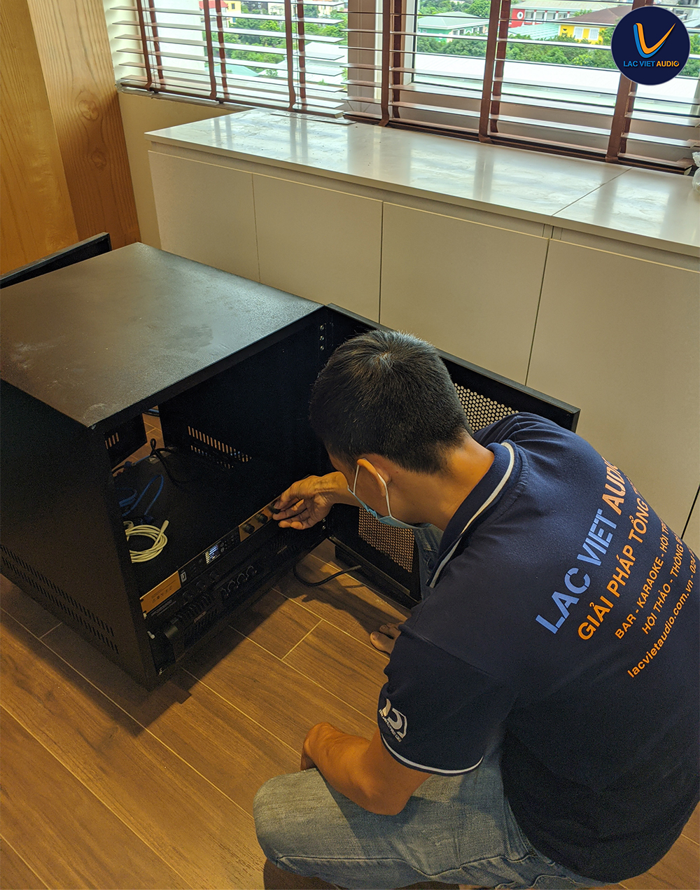 Kỹ thuật viên đang điều chỉnh vang số