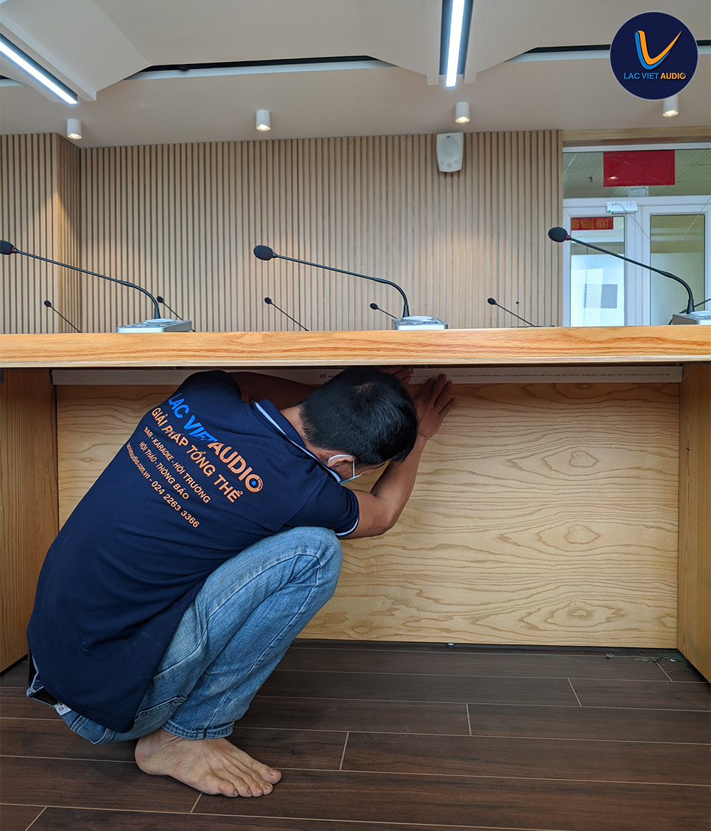 Nhân viên kỹ thuật đang lắp đường ống giấu dây bằng nhựa an toàn
