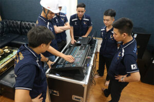 Tổ chức training trau dồi kiến thức cho kỹ thuật viên Lạc việt audio