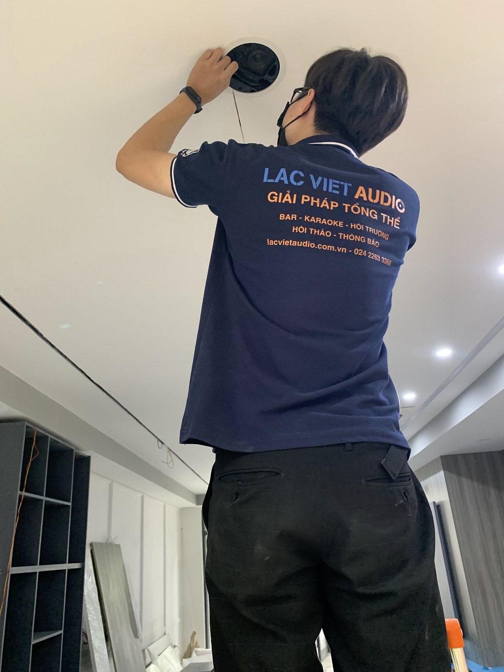 Kỹ thuật viên Lạc Việt Audio đang lắp đặt loa