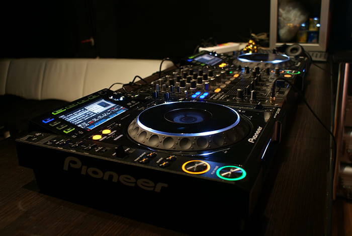 Xu hướng sử dụng bàn mixer DJ của giới trẻ ngày càng lớn