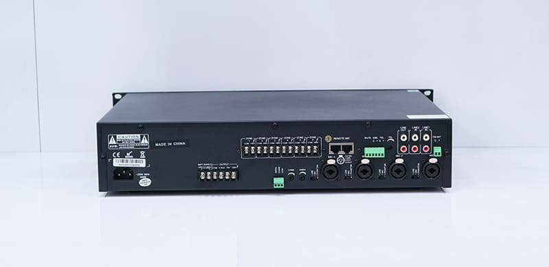 Mặt sau được thiết kế hệ thống các cổng kết nối tiêu chuẩn dễ dàng kết nối với các thiết bị khác
