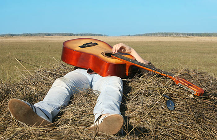 Nhạc cụ sử dụng phổ biến chính là đàn guitar