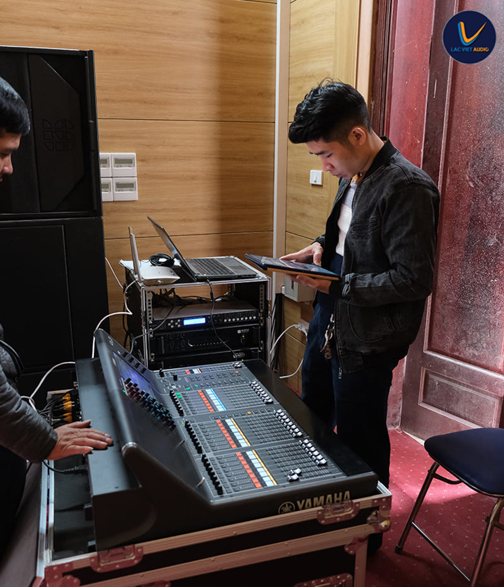 Kỹ thuật viên Lạc Việt Audio đang cài đặt bàn mixer bằng phần mền trên máy tính bảng