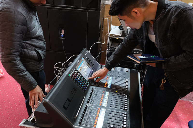Kỹ thuật viên Lạc Việt Audio đang điều chỉnh bàn mixer Yamaha CL3