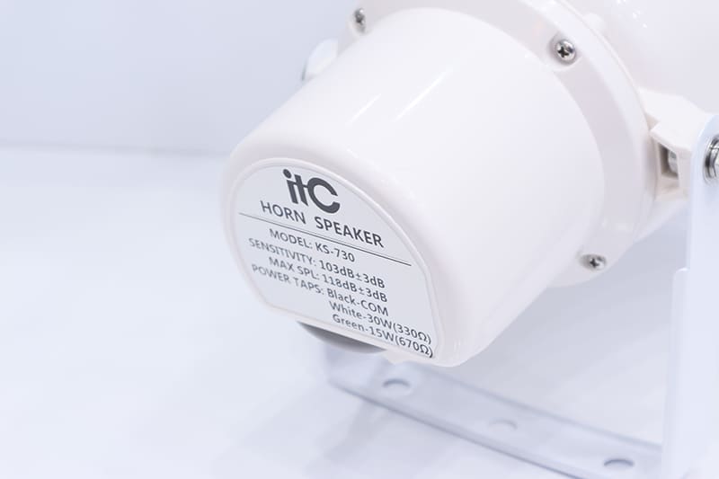 Mặt sau loa nén ITC KS-730 được trang bị tem ghi thông số của loa giúp người dùng dễ dàng quan sát