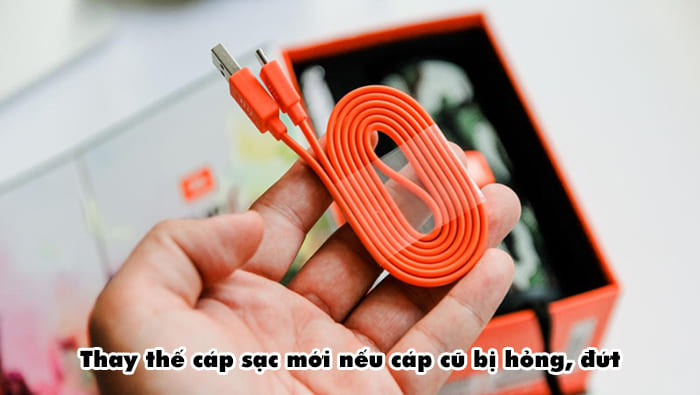 Thay thế cáp sạc mới nếu cáp sạc cũ bị hỏng, đứt, chuột cắn Thay thế cáp sạc mới nếu cáp sạc cũ bị hỏng, đứt, chuột cắn