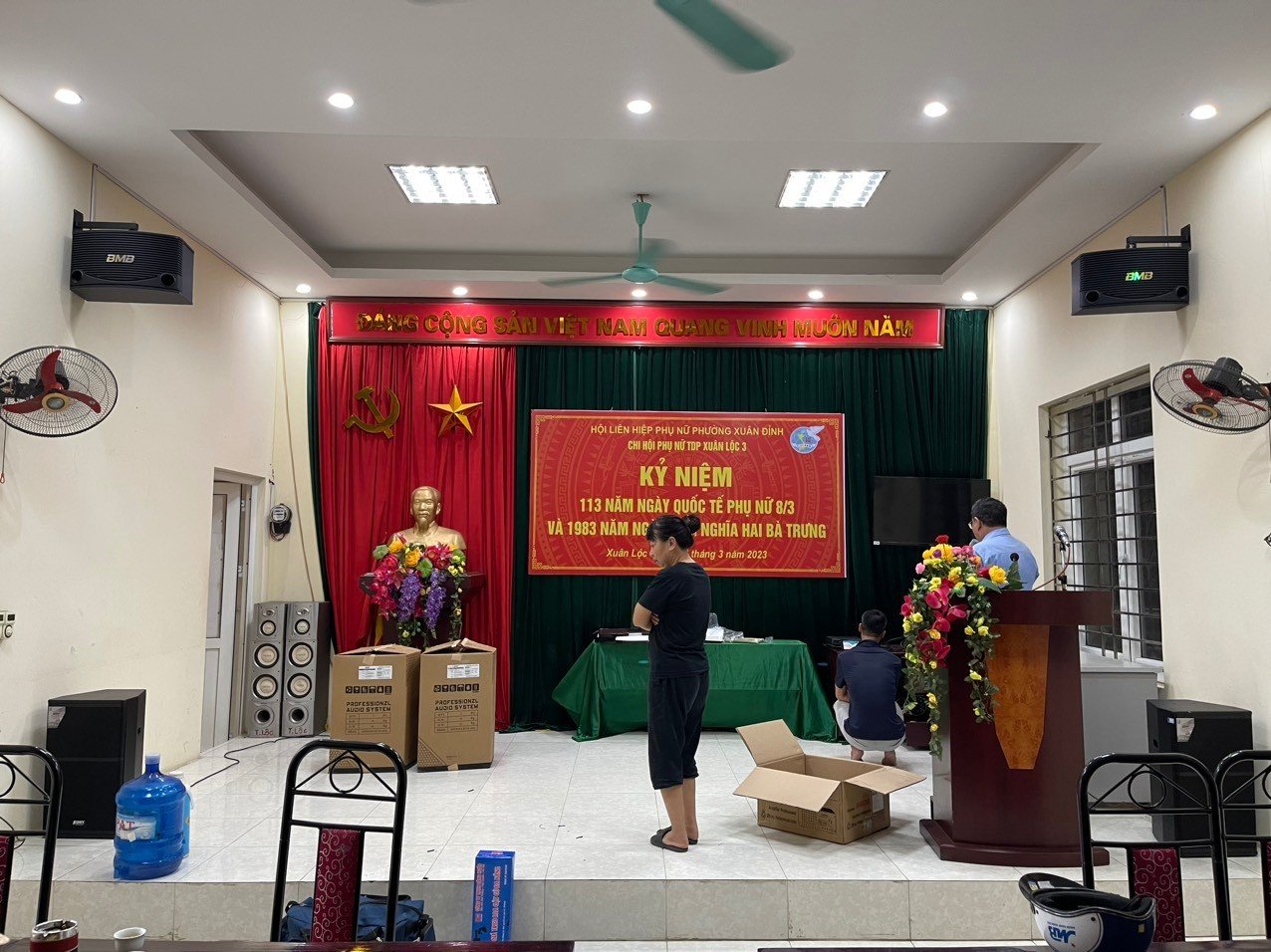 Các kỹ thuật viên đang tiến hành lắp đặt