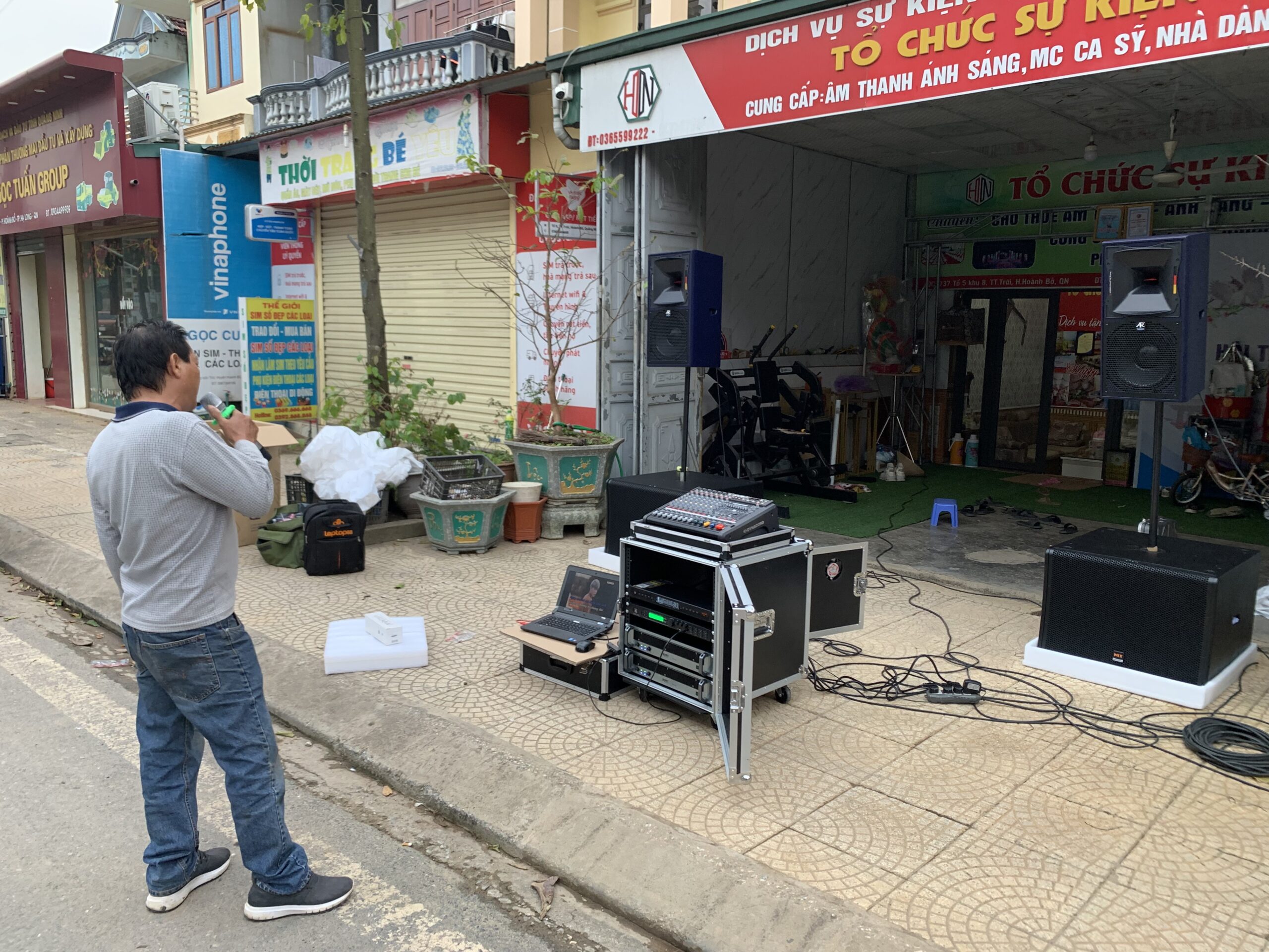khách hàng kiểm tra micro