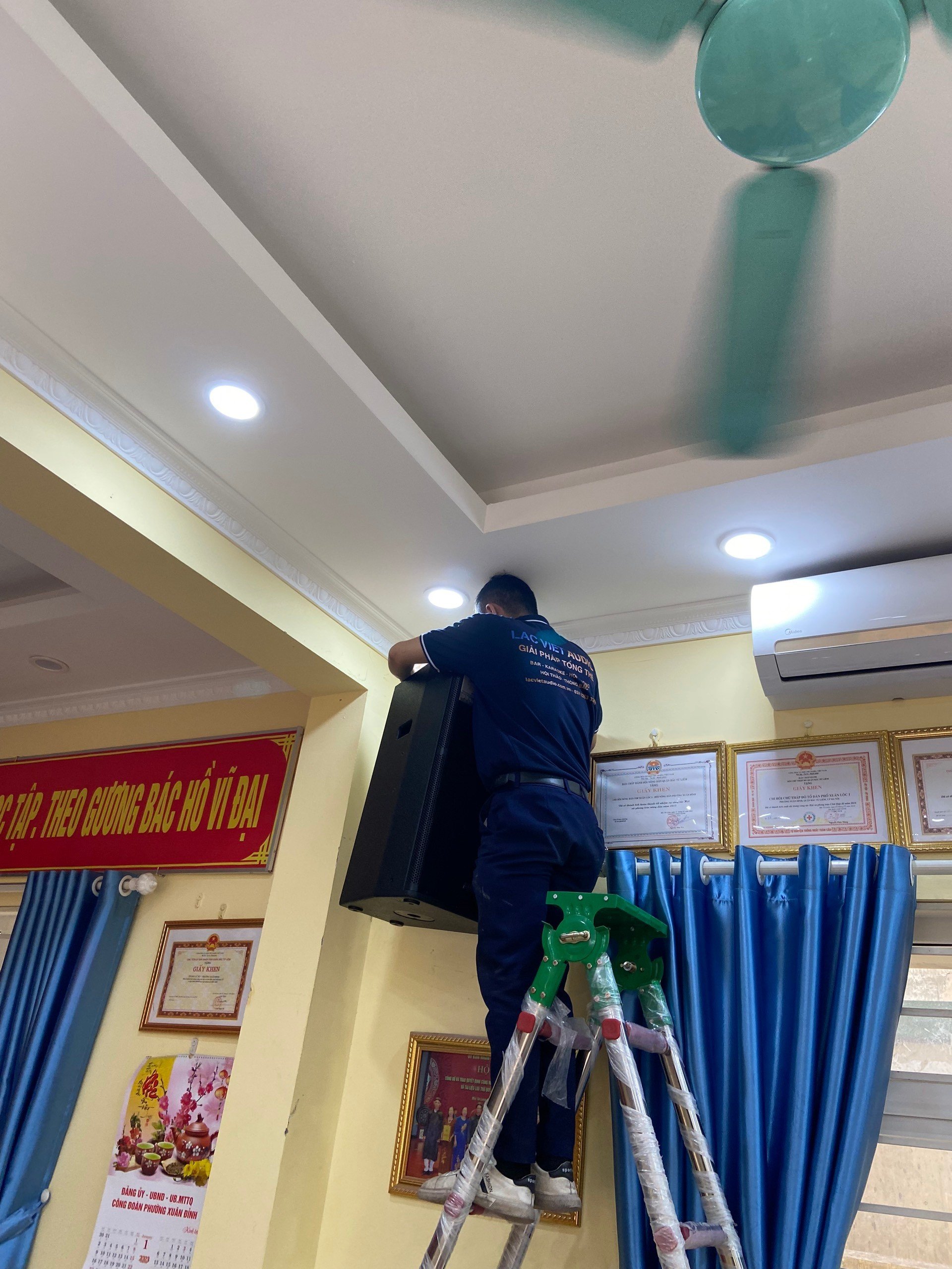 Nhân viên tiến hành lắp đặt loa