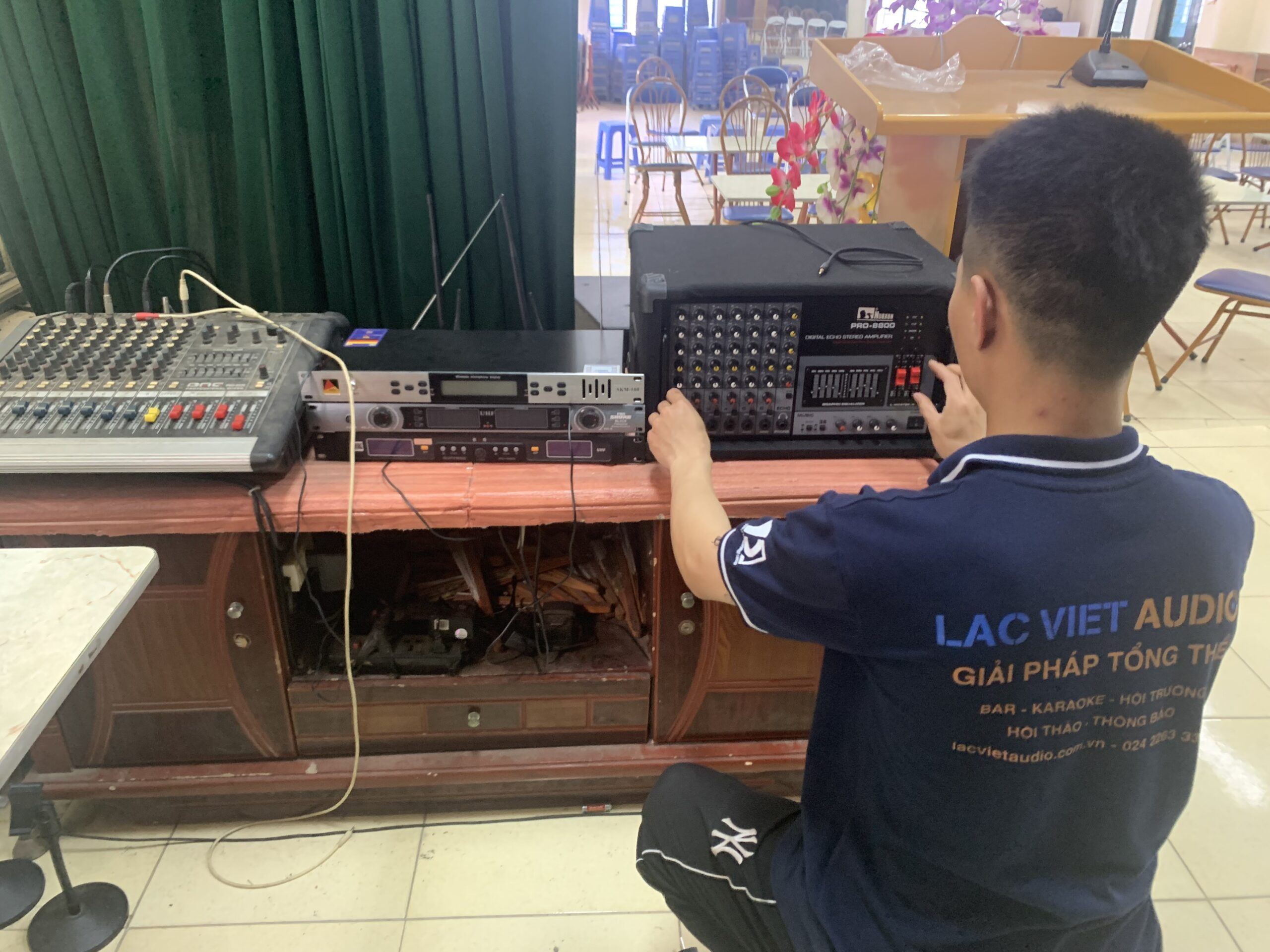 Nhân viên kiểm tra hiệu quả amply