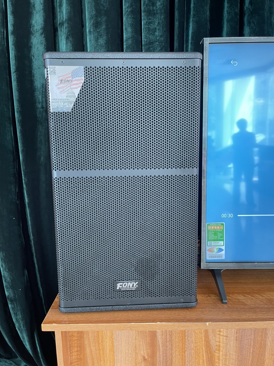Loa Fony đã được sắp xếp đối xứng 2 bên Loa Fony đã được sắp xếp đối xứng 2 bên