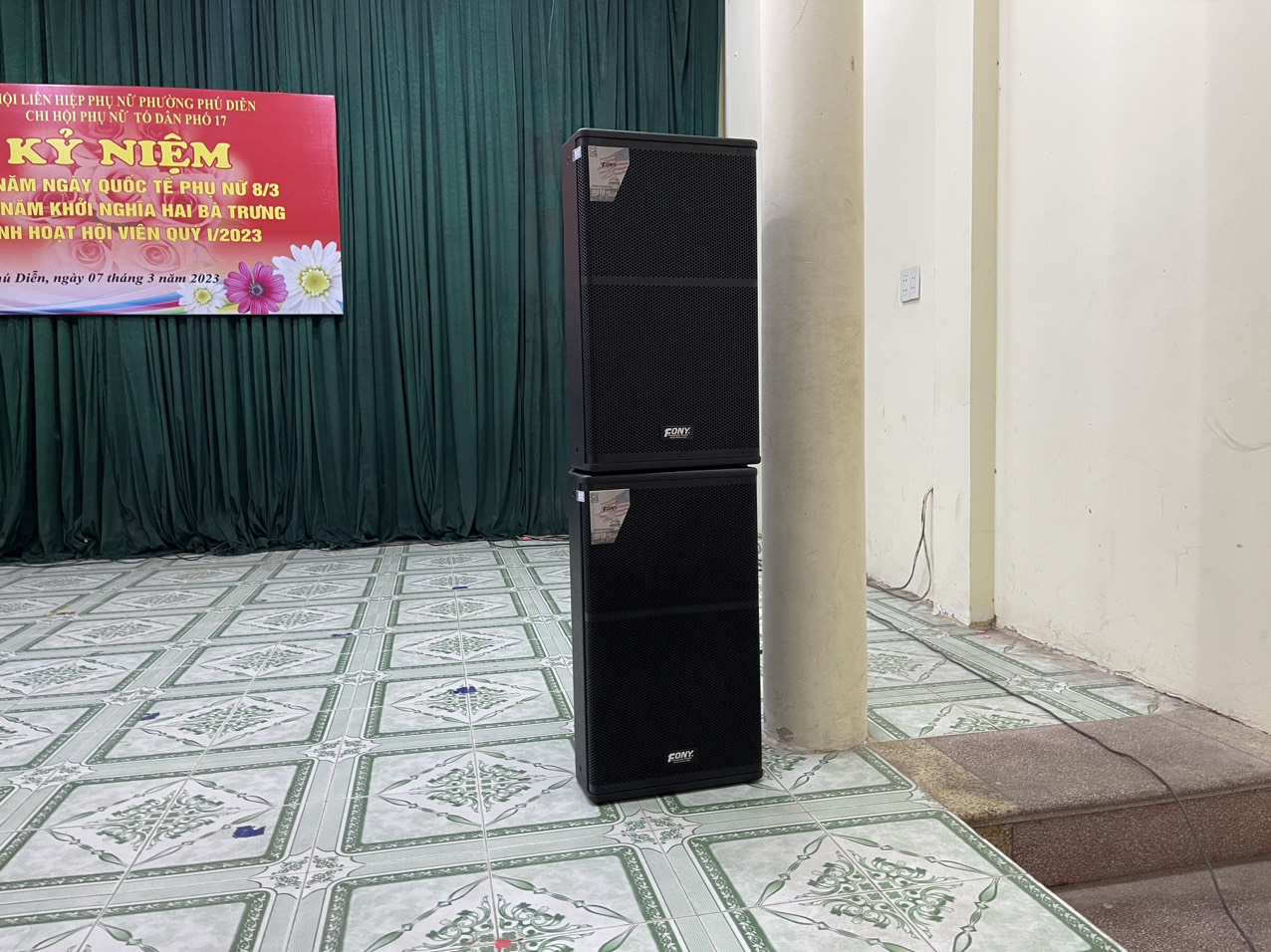 Loa Fony được sắp xếp đối xứng 2 bên Loa Fony được sắp xếp đối xứng 2 bên