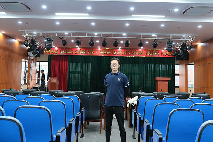 Kỹ thuật viên chụp ảnh cùng hệ thống âm thanh hội trường sau khi lắp đặt xong