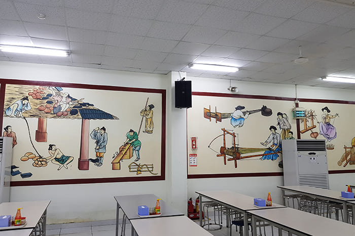 Loa được treo trong nhà ăn công ty