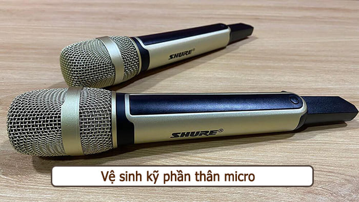 Sử dụng tăm bông để lau các khe cắm
