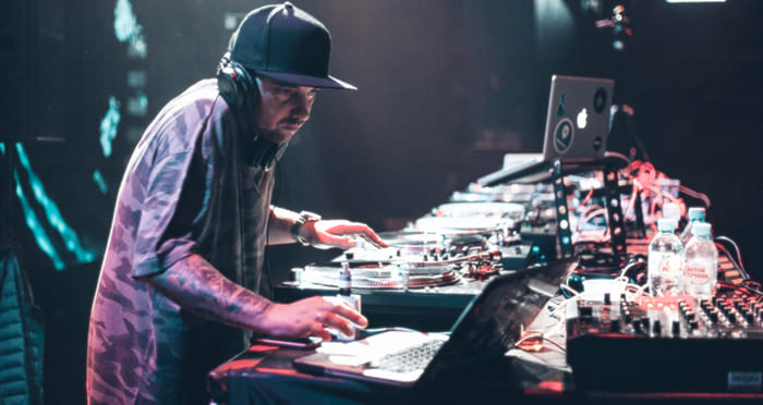 DJ and MC là người tạo ra nhạc, nhịp điệu và là người dẫn dắt các chương trình Hip hop