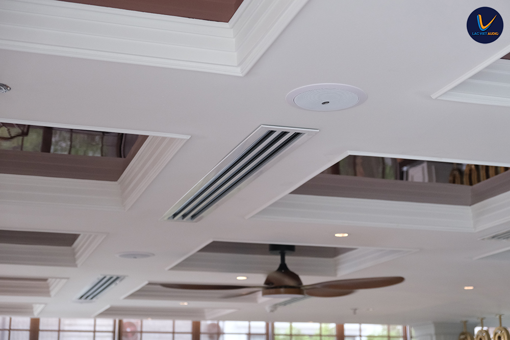 Góc độ lắp đặt loa đi đôi cùng thẩm mỹ, đảm bảo tối ưu không gian sử dụng
