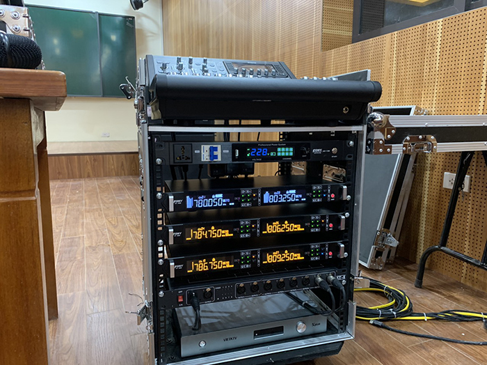 Tủ rack 12U có chức năng tập kết và lắp đặt các thiết bị âm thanh trong hệ thống