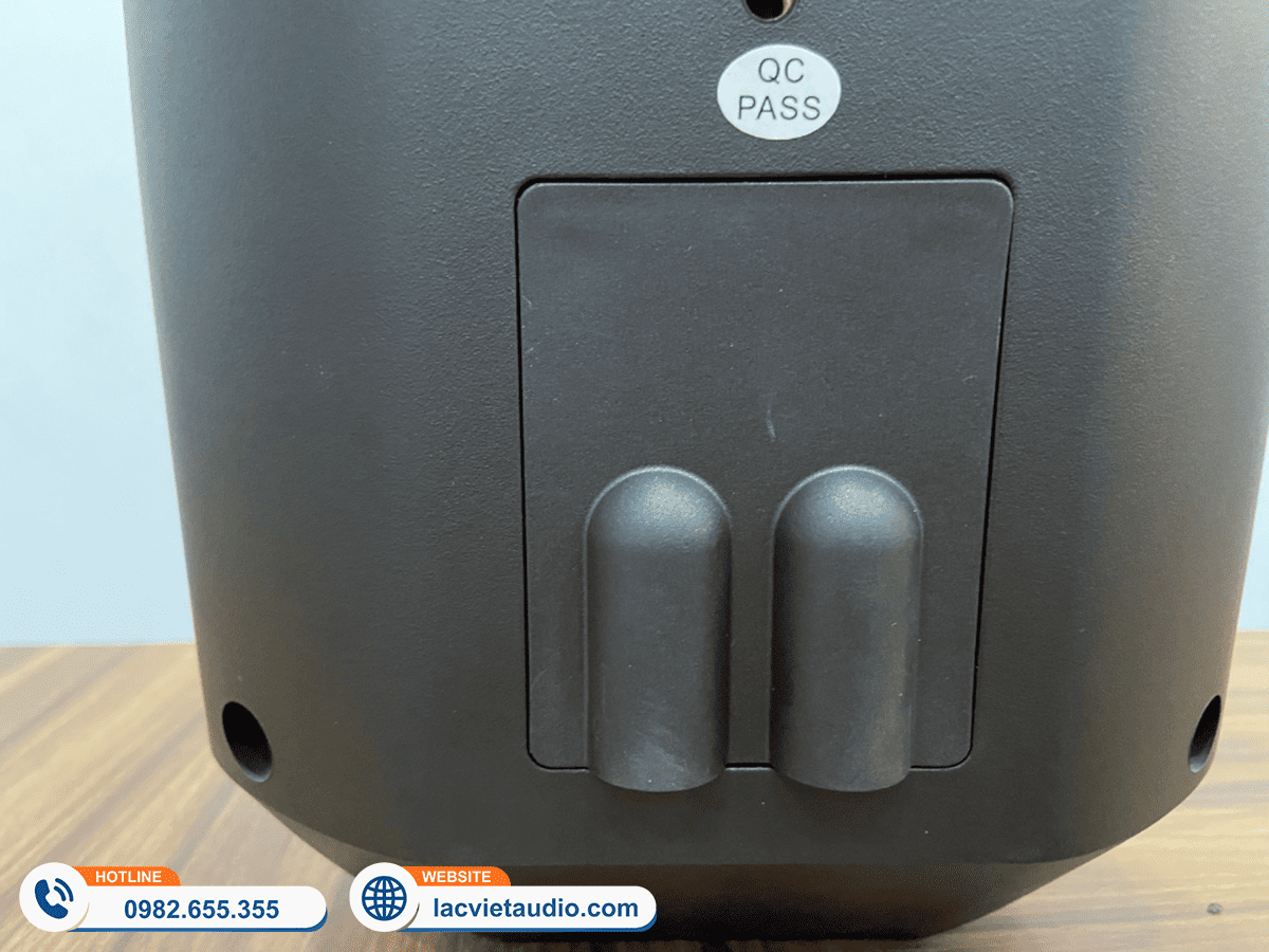 Loa Pedro OU8-40BGR có thiết kế nút cao su chống nước vị trí cọc loa