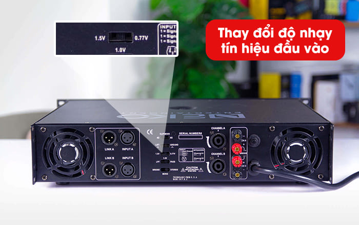 Thay đổi độ nhạy tín hiệu đầu vào với nút gạt phía sau Thay đổi độ nhạy tín hiệu đầu vào với nút gạt phía sau