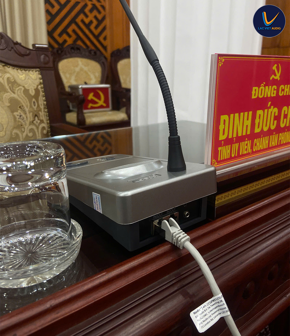 Micro đã được lắp đặt và kết nối và đi dây chuẩn, đảm bảo an toàn cho mic