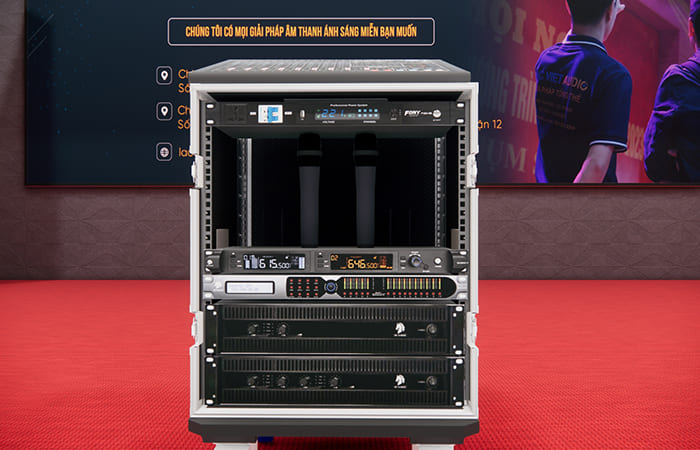 Các thiết bị âm thanh được sắp xếp hợp lý trong tủ rack