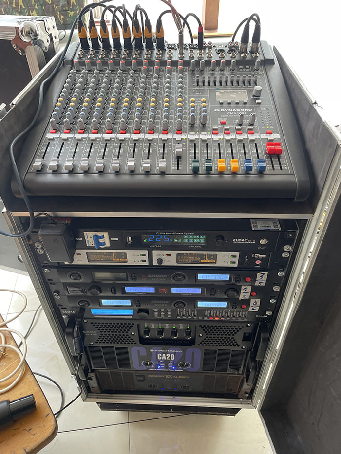 Các thiết bị được đặt gọn gàng trong tủ rack