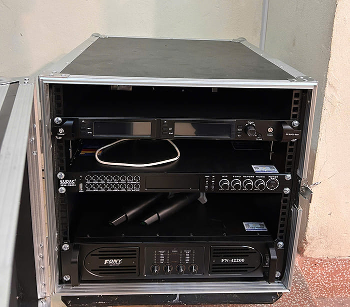 Các thiết bị âm thanh được đặt gọn gàng trong tủ rack