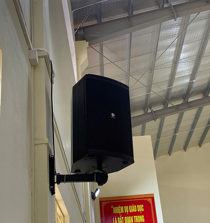 Loa hội trường treo tường được gắn giá đỡ chắc chắn