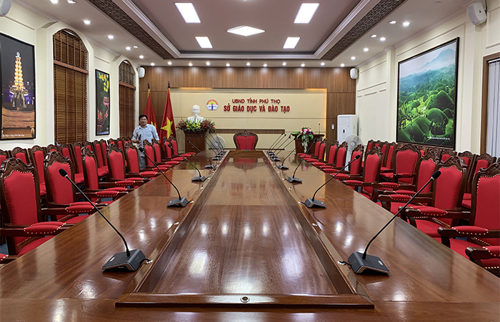 Hệ thống micro cổ ngỗng chất lượng cao, chuyên nghiệp bày trí hợp lý Hệ thống micro cổ ngỗng chất lượng cao, chuyên nghiệp bày trí hợp lý