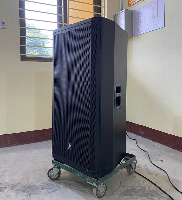 Loa hội trường HD chuyên nghiệp công suất lớn, có trang bị bánh xe thuận tiện di chuyển Loa hội trường HD chuyên nghiệp công suất lớn, có trang bị bánh xe thuận tiện di chuyển
