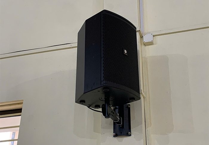 Loa full HD kích thước gọn gàng, được bày trí dưới hình thức gắn tường an toàn Loa full HD kích thước gọn gàng, được bày trí dưới hình thức gắn tường an toàn