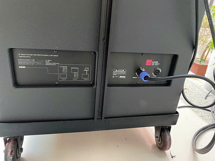 Cổng vào sau loa dễ phối ghép, thực hiện các thao tác lắp đặt