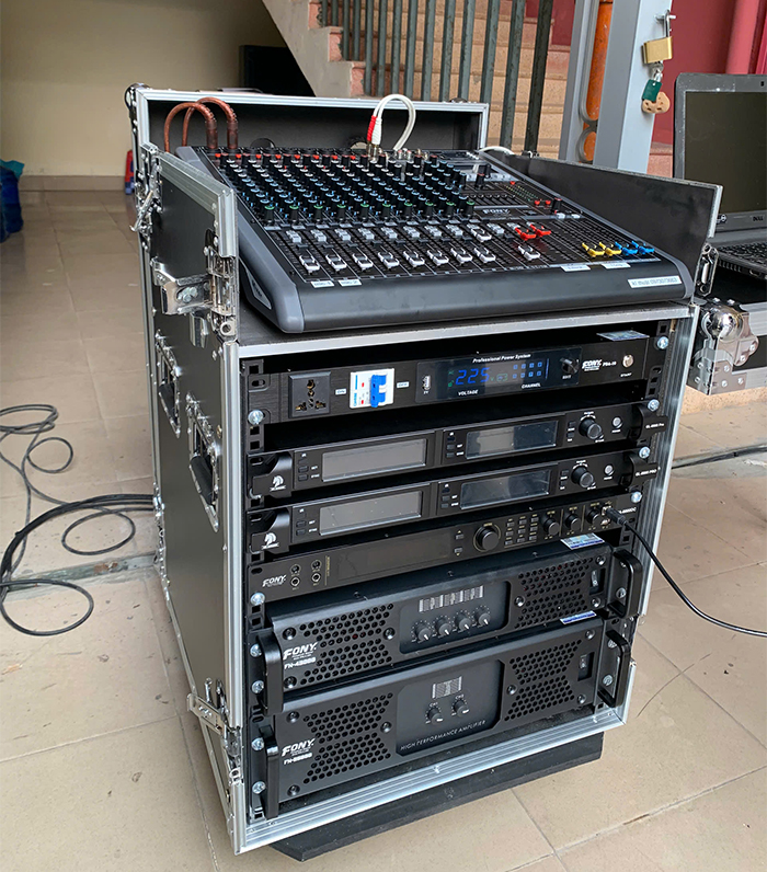 Các thiết bị như cục đẩy, mixer, micro đã được thiết lập vào tủ rack để thuận tiện bảo quản