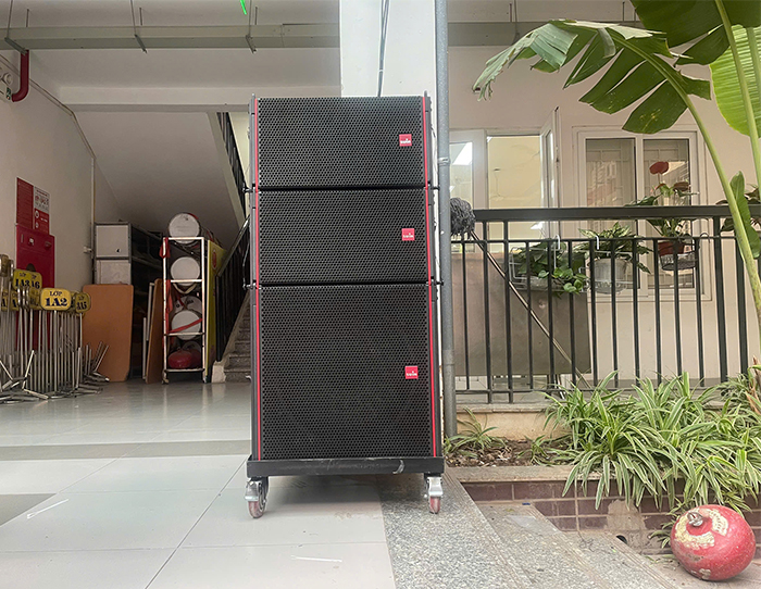 Hệ thống loa hội trường được sử dụng rất đẹp, bền và đầy đủ mọi dải âm