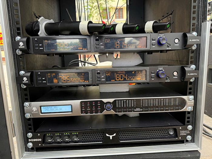 Các thiết bị âm thanh được tối ưu bên trong tủ rack