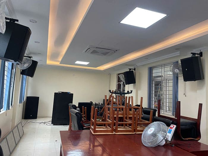 Loa hội trường được treo cao cho âm thanh lan tỏa hơn