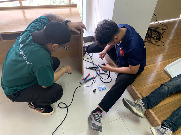 Đội ngũ kỹ thuật của Lạc Việt Audio đang tiến hành xử lý dây nối các thiết bị Đội ngũ kỹ thuật của Lạc Việt Audio đang tiến hành xử lý dây nối các thiết bị