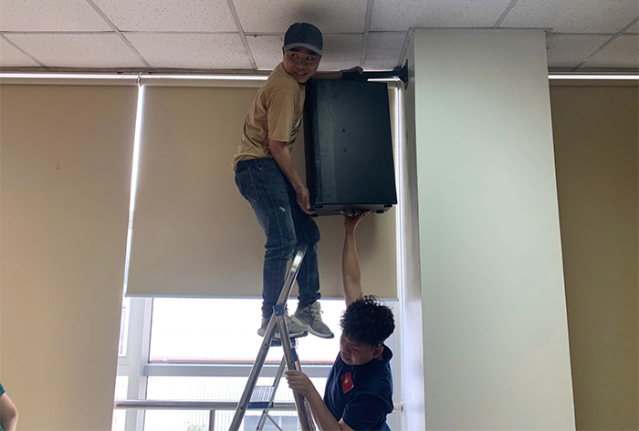 Loa hội trường đang được tiến hành nâng và treo lên cao đúng quy trình Loa hội trường đang được tiến hành nâng và treo lên cao đúng quy trình