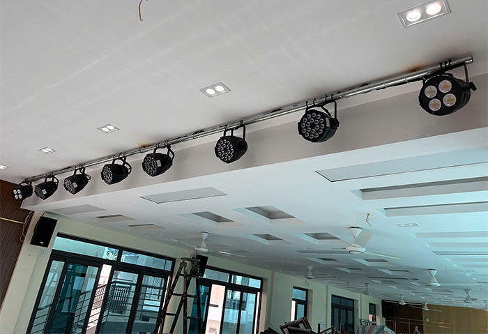 Hệ thống đèn sân khấu và loa được lắp đặt phù hợp, tối ưu với không gian