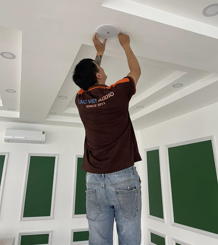 Kỹ sư âm thanh đang tiến hành thực hiện lắp đặt hệ thống thiết bị