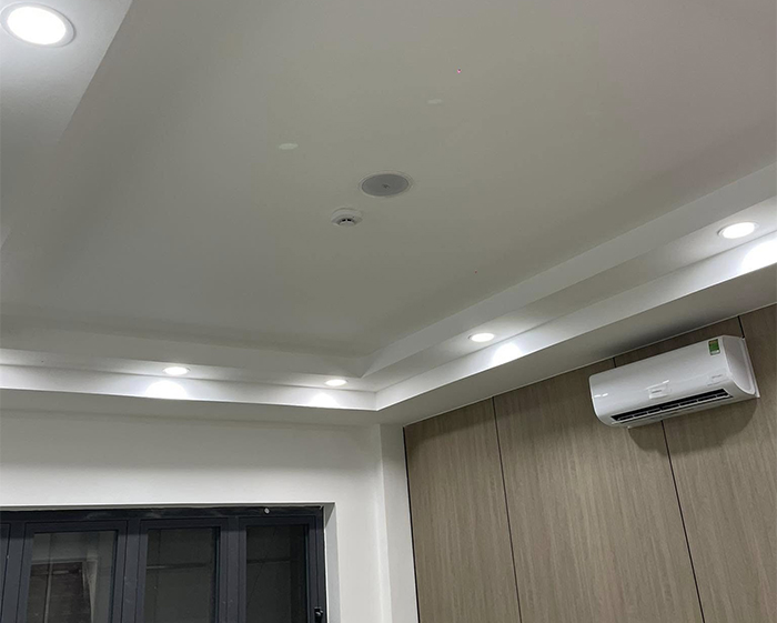 Hệ thống loa âm trần lắp đặt và thiết lập trên trần đều nhau để tối ưu âm thanh